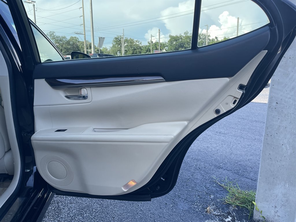 2013 Lexus ES - $10,999