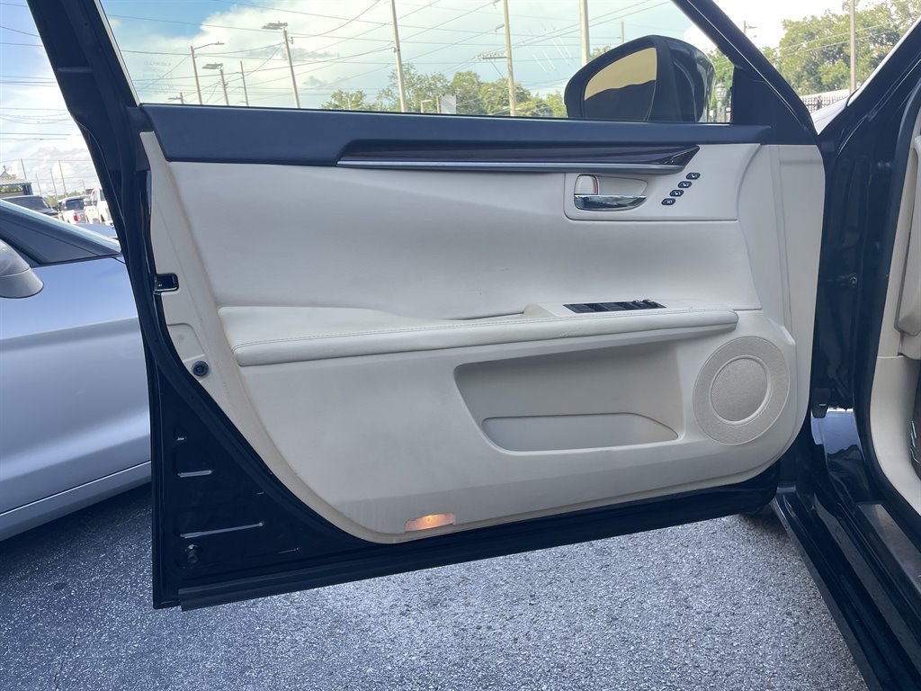 2013 Lexus ES - $10,999
