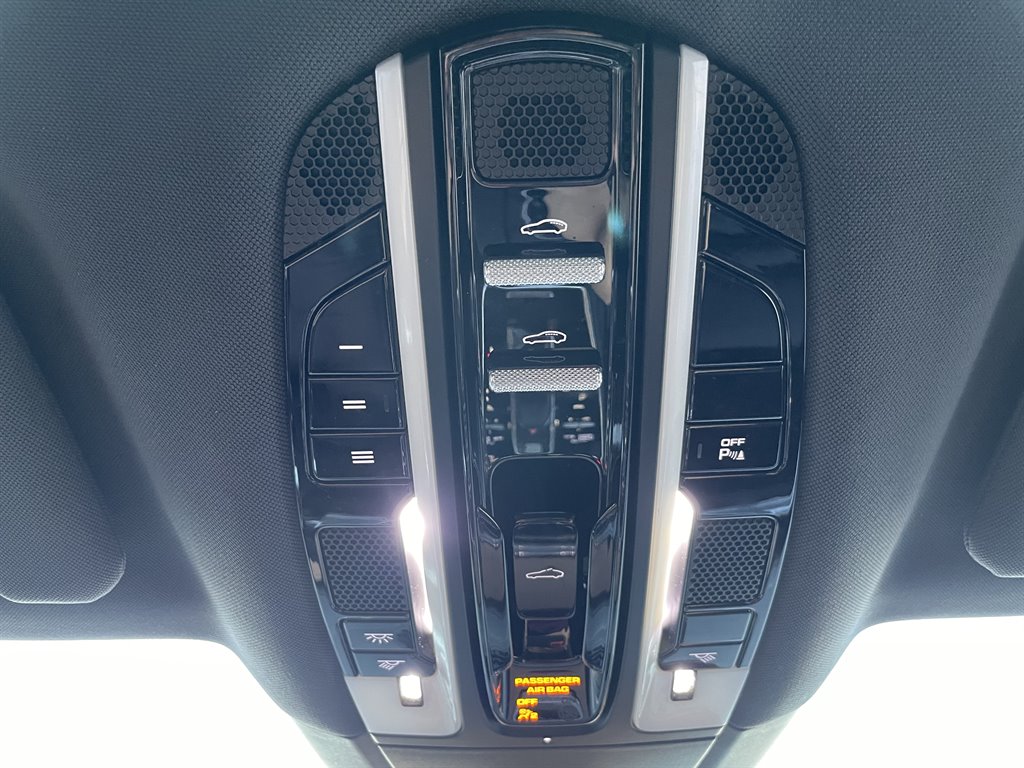 2017 Porsche Panamera 4 photo