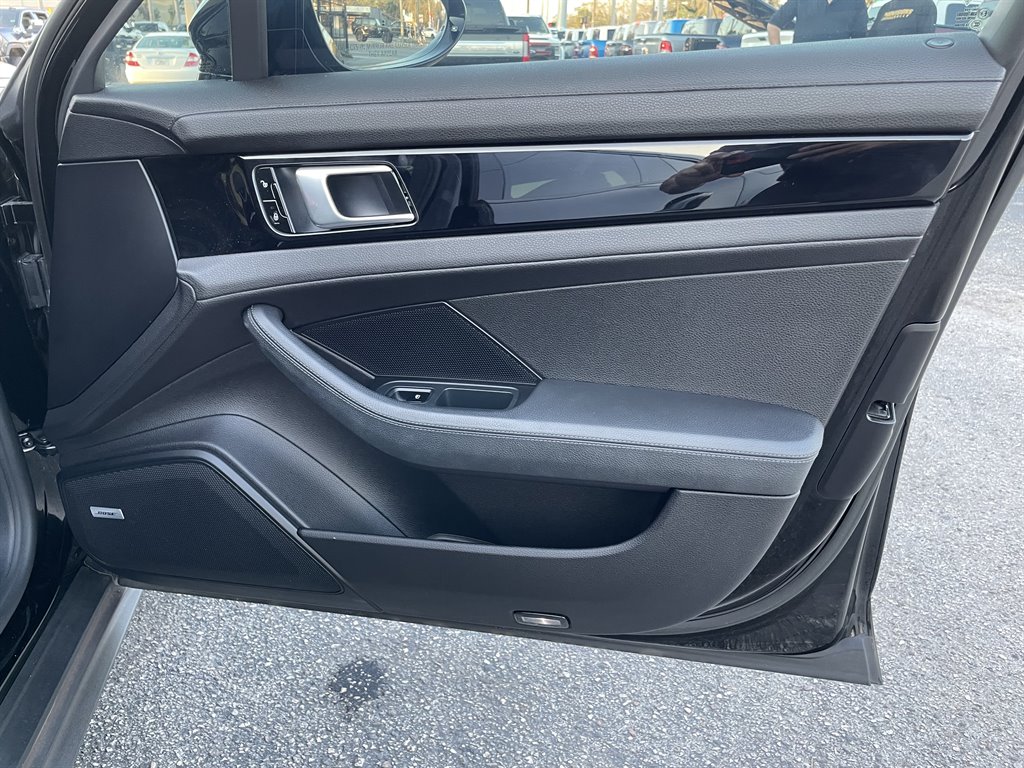2017 Porsche Panamera 4 photo