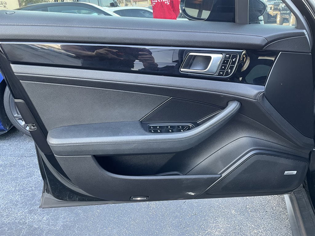 2017 Porsche Panamera 4 photo