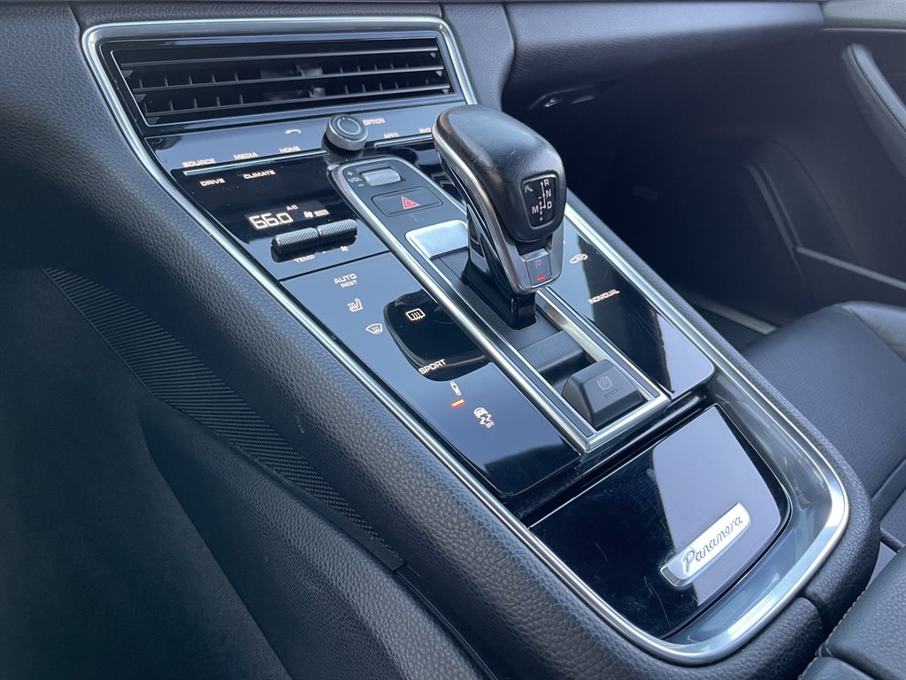 2017 Porsche Panamera 4 photo