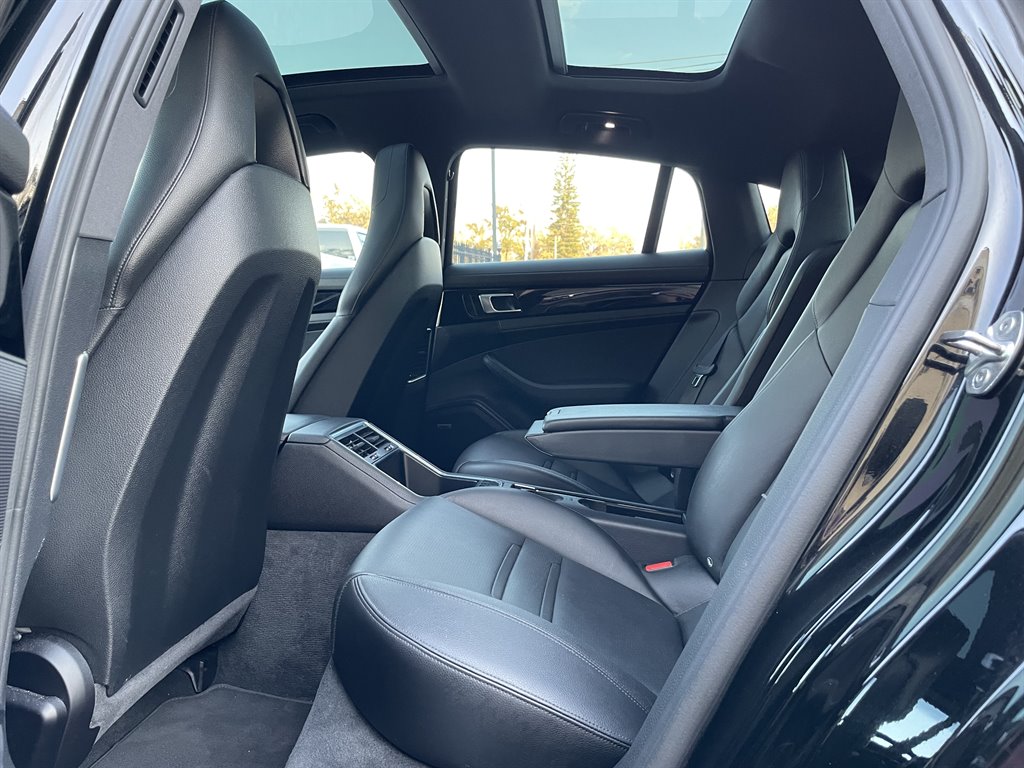 2017 Porsche Panamera 4 photo