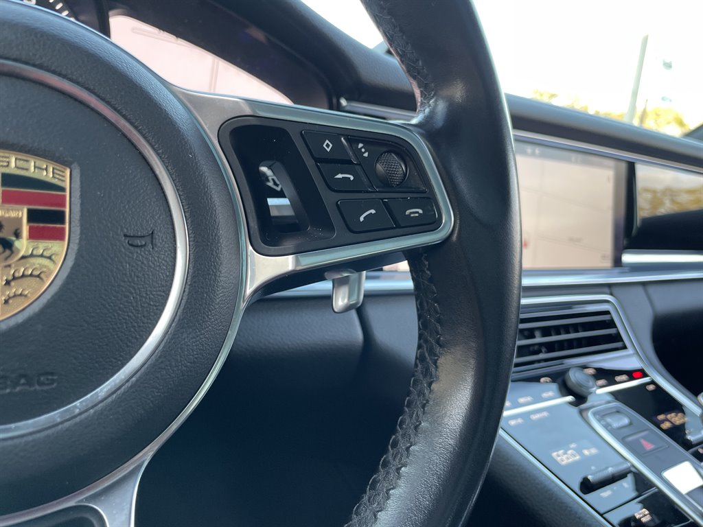 2017 Porsche Panamera 4 photo