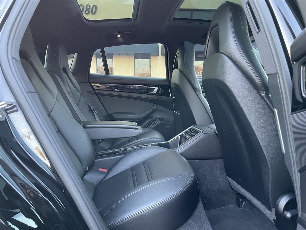 2017 Porsche Panamera 4 photo