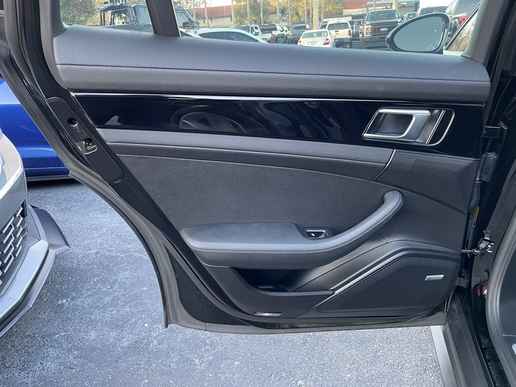 2017 Porsche Panamera 4 photo