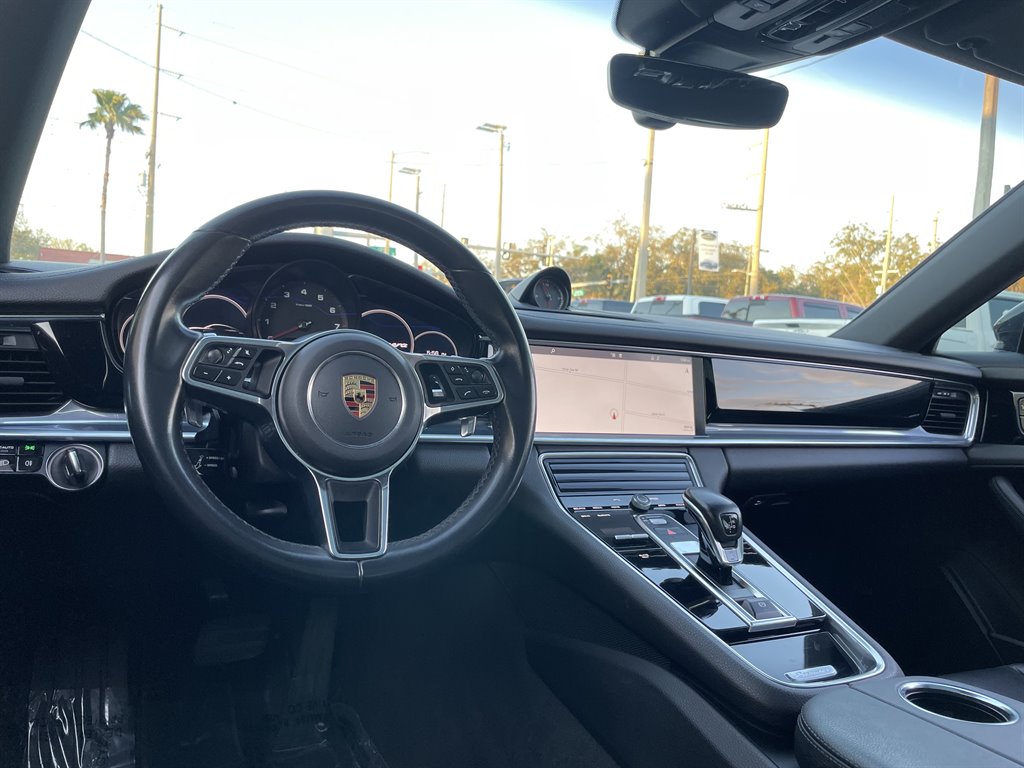 2017 Porsche Panamera 4 photo
