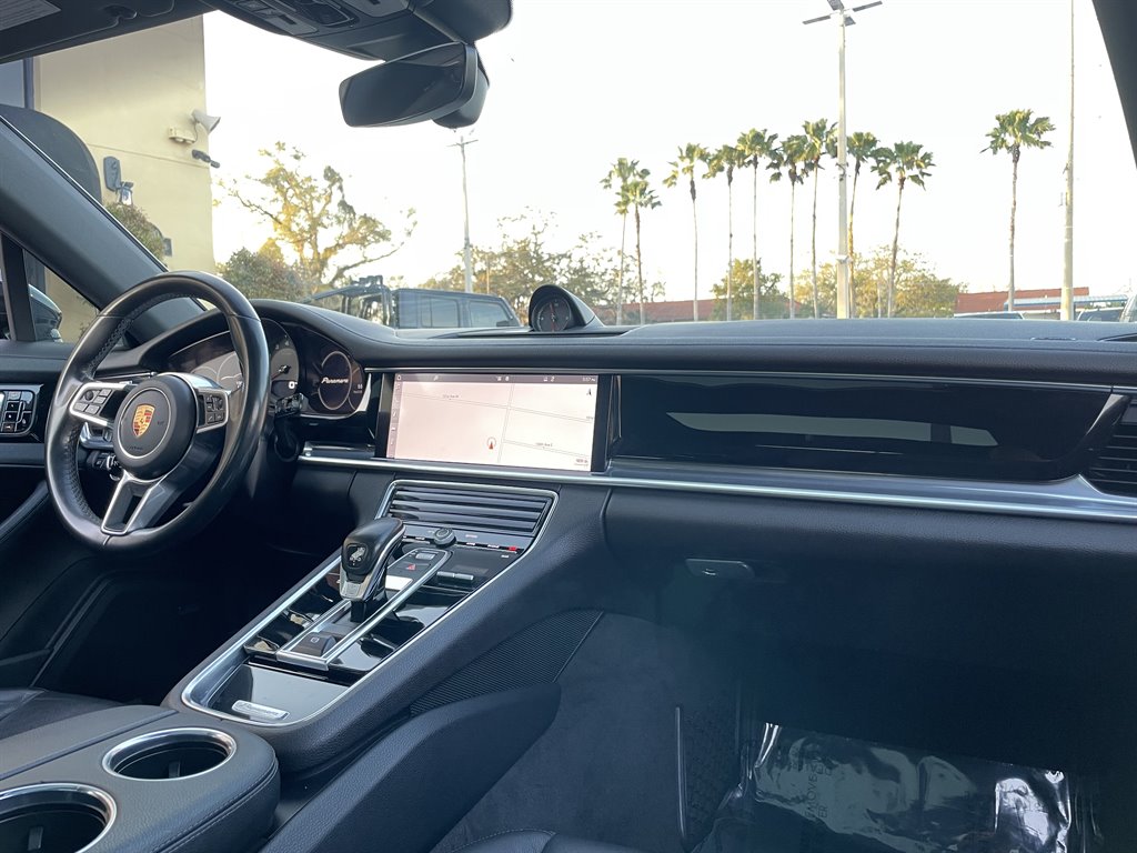 2017 Porsche Panamera 4 photo