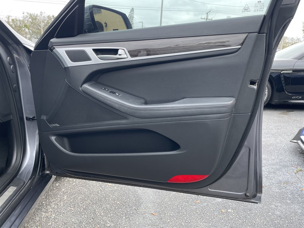 2015 Hyundai Genesis - $11,999
