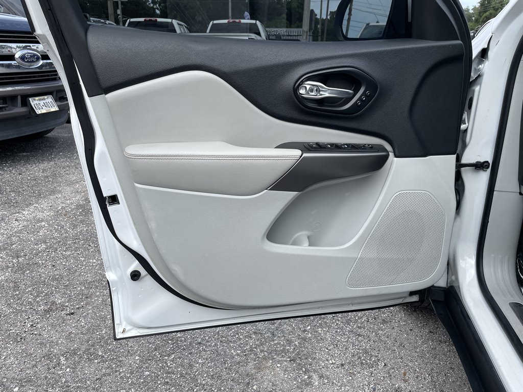 2019 Jeep Cherokee - $10,999