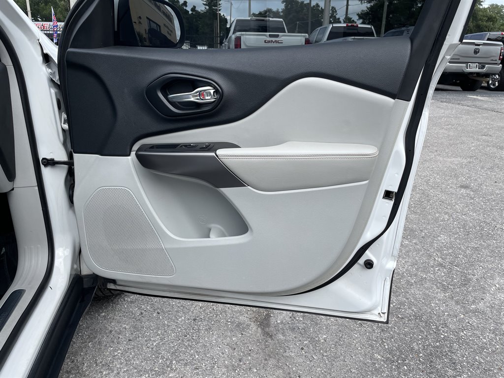 2019 Jeep Cherokee - $10,999
