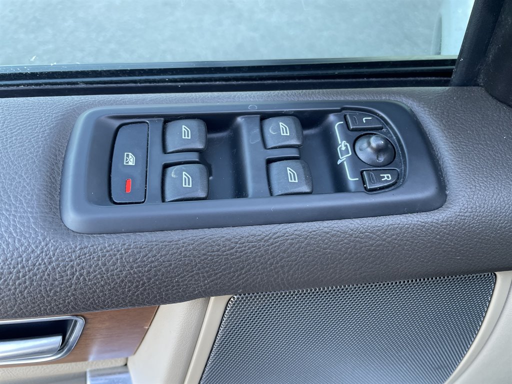 2016 Land Rover LR4 - $13,999