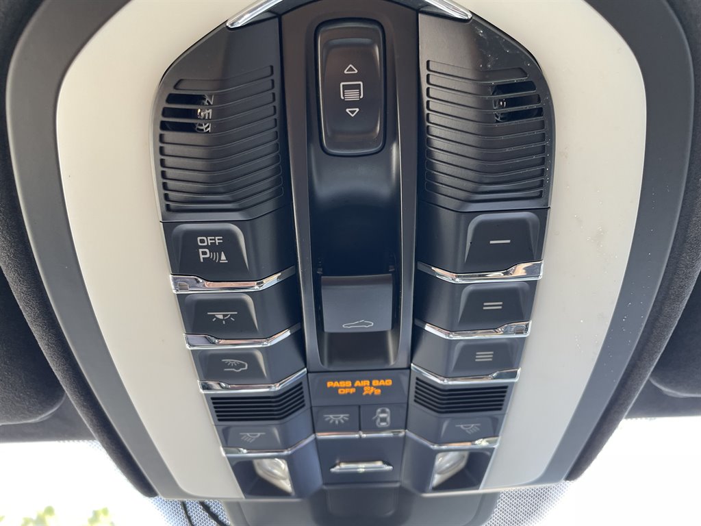 2014 Porsche Cayenne GTS photo