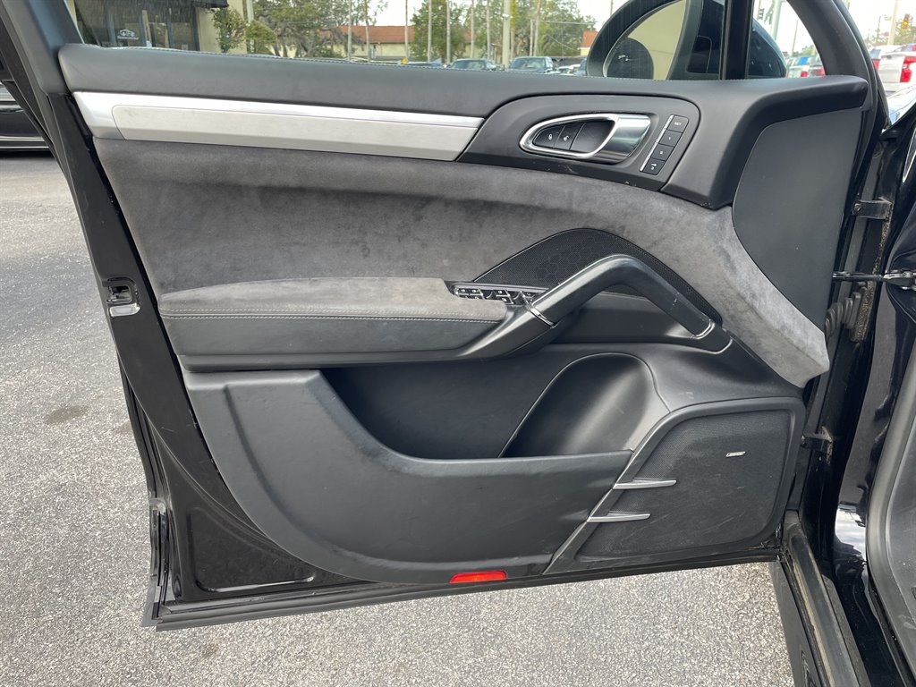 2014 Porsche Cayenne GTS photo