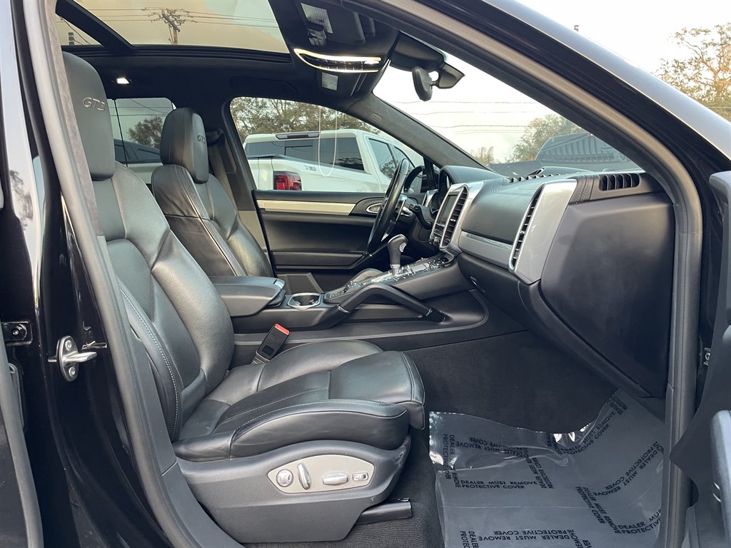 2016 Porsche Cayenne GTS photo