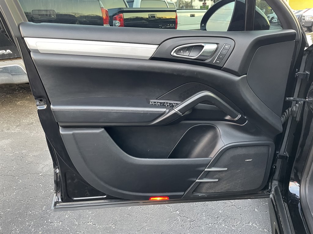 2016 Porsche Cayenne GTS photo