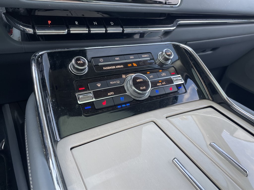 2018 Lincoln Navigator - $39,999