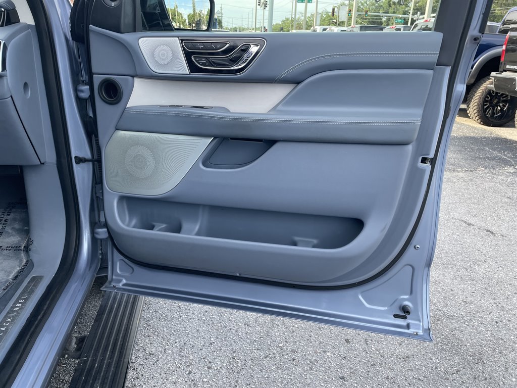 2018 Lincoln Navigator - $39,999