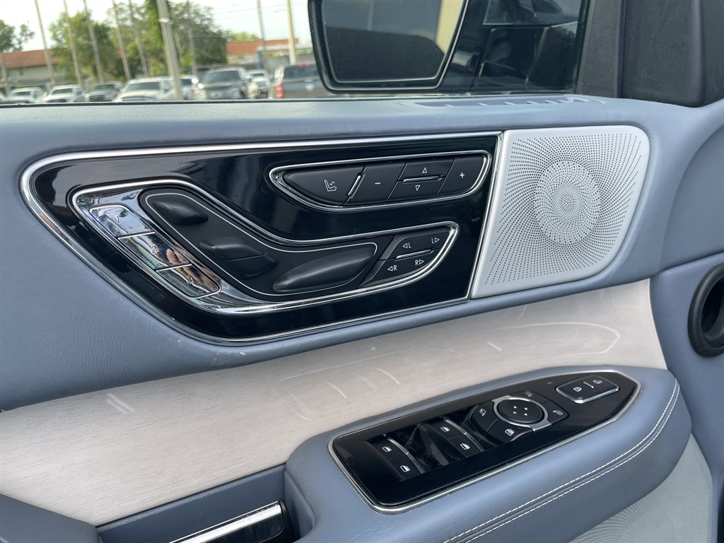 2018 Lincoln Navigator - $39,999