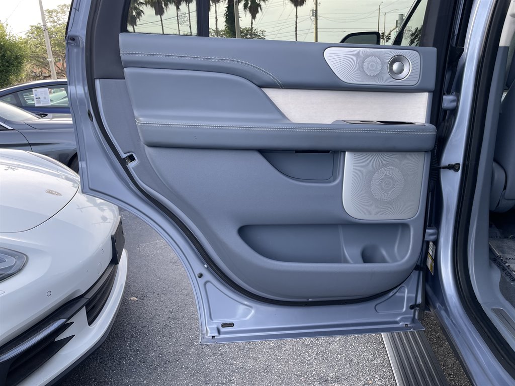 2018 Lincoln Navigator - $39,999