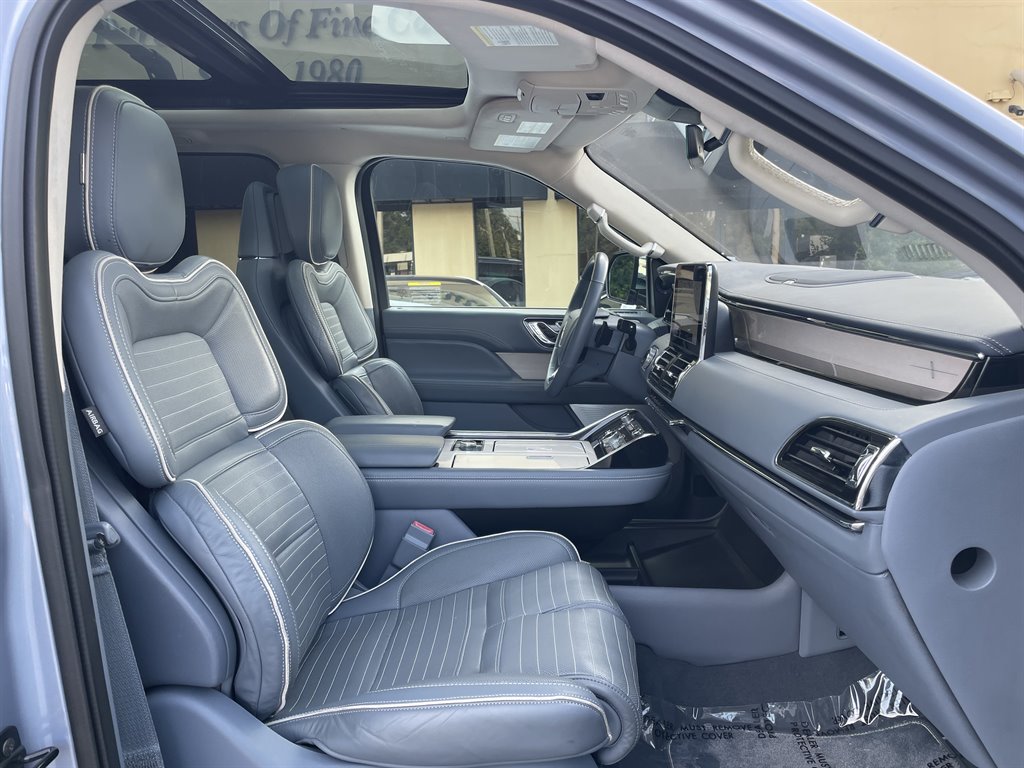 2018 Lincoln Navigator - $39,999