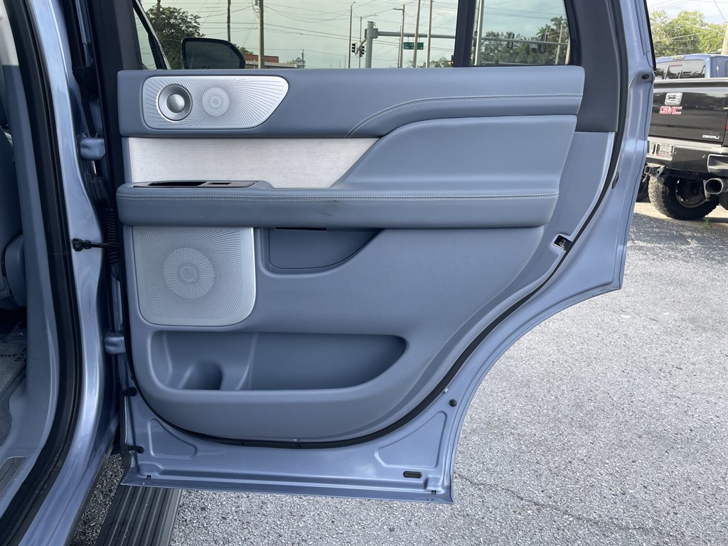2018 Lincoln Navigator - $39,999