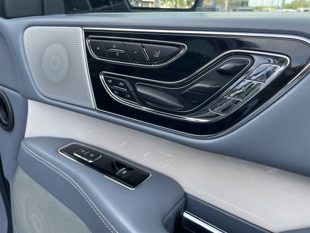 2018 Lincoln Navigator - $39,999
