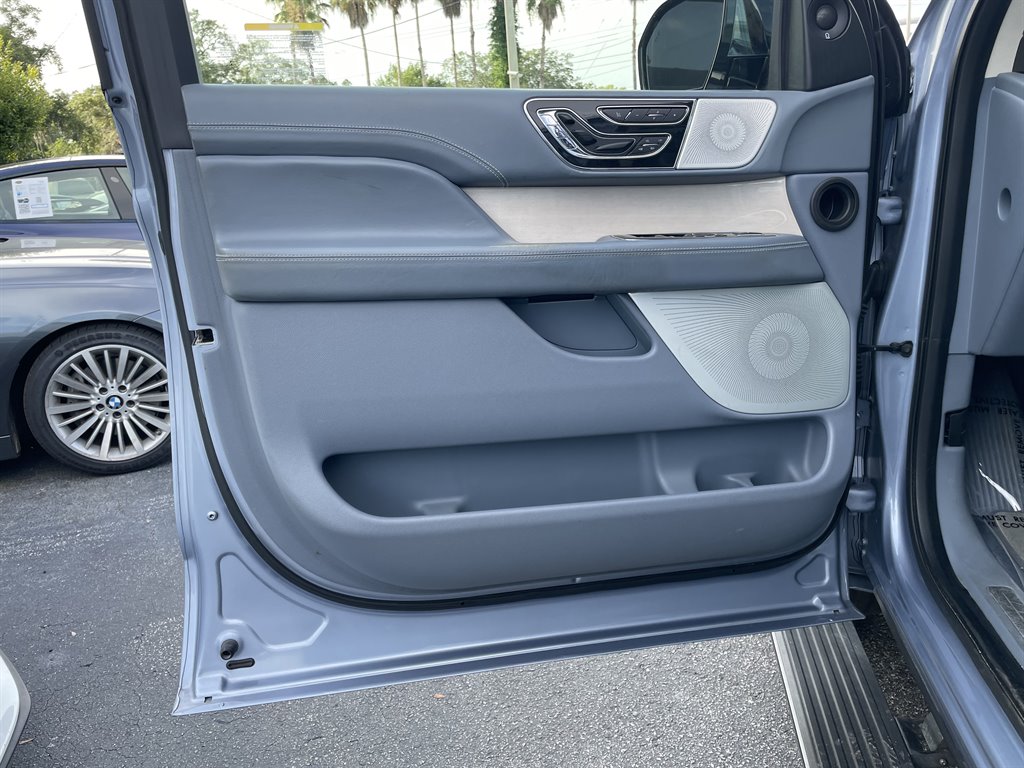 2018 Lincoln Navigator - $39,999