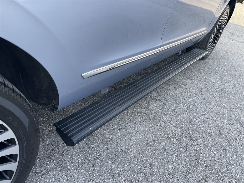 2018 Lincoln Navigator - $39,999