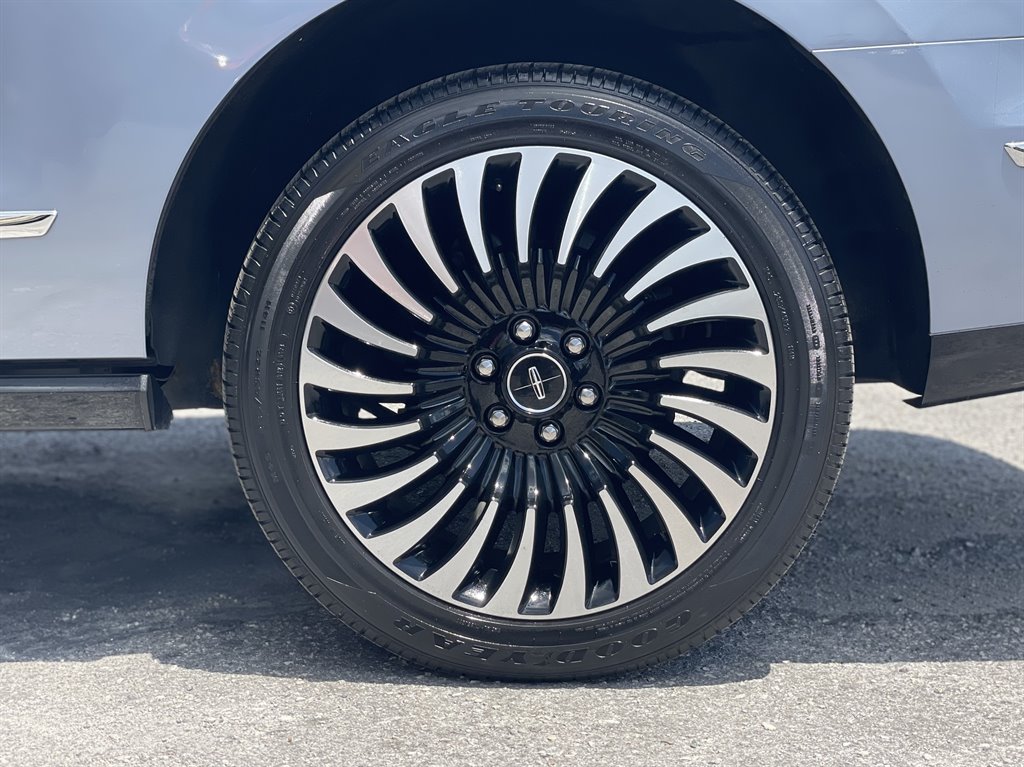 2018 Lincoln Navigator - $39,999