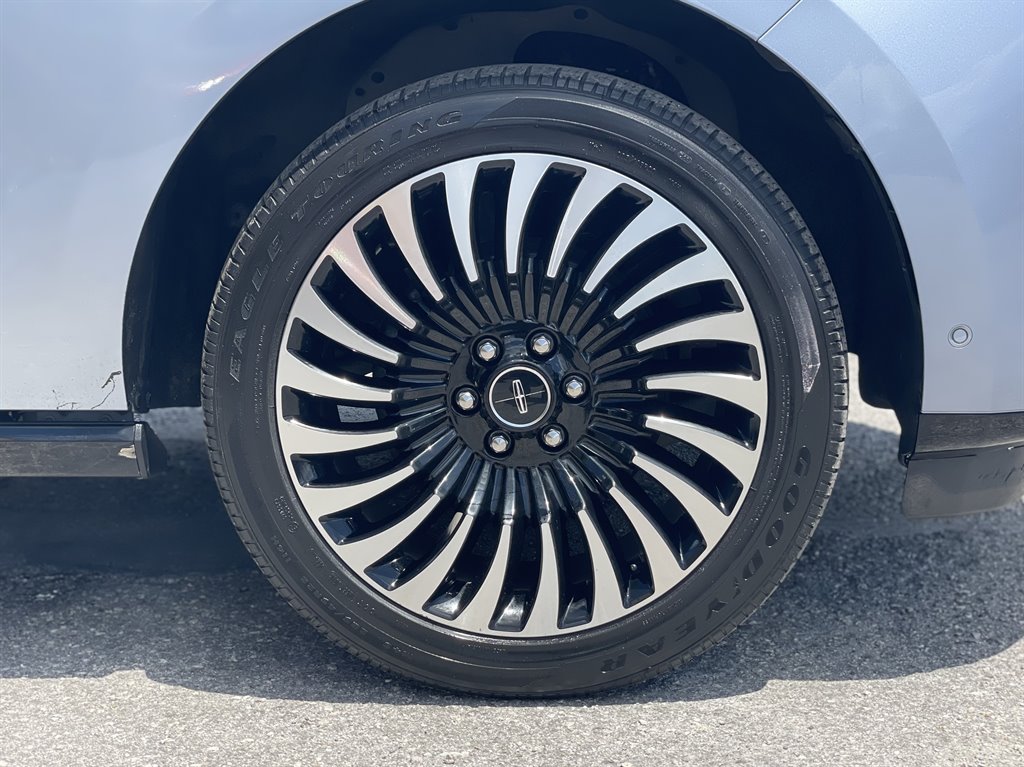 2018 Lincoln Navigator - $39,999