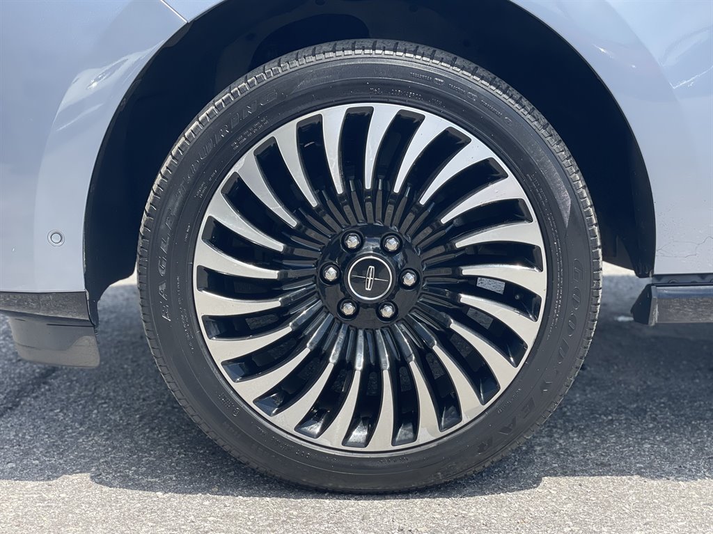 2018 Lincoln Navigator - $39,999