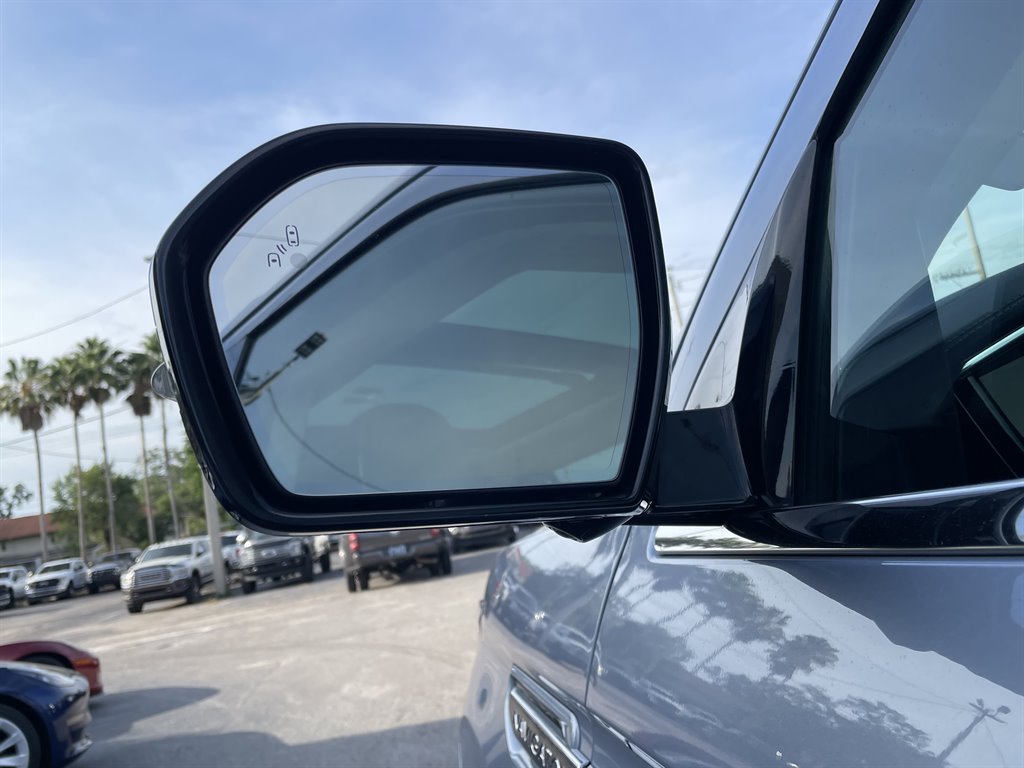 2018 Lincoln Navigator - $39,999