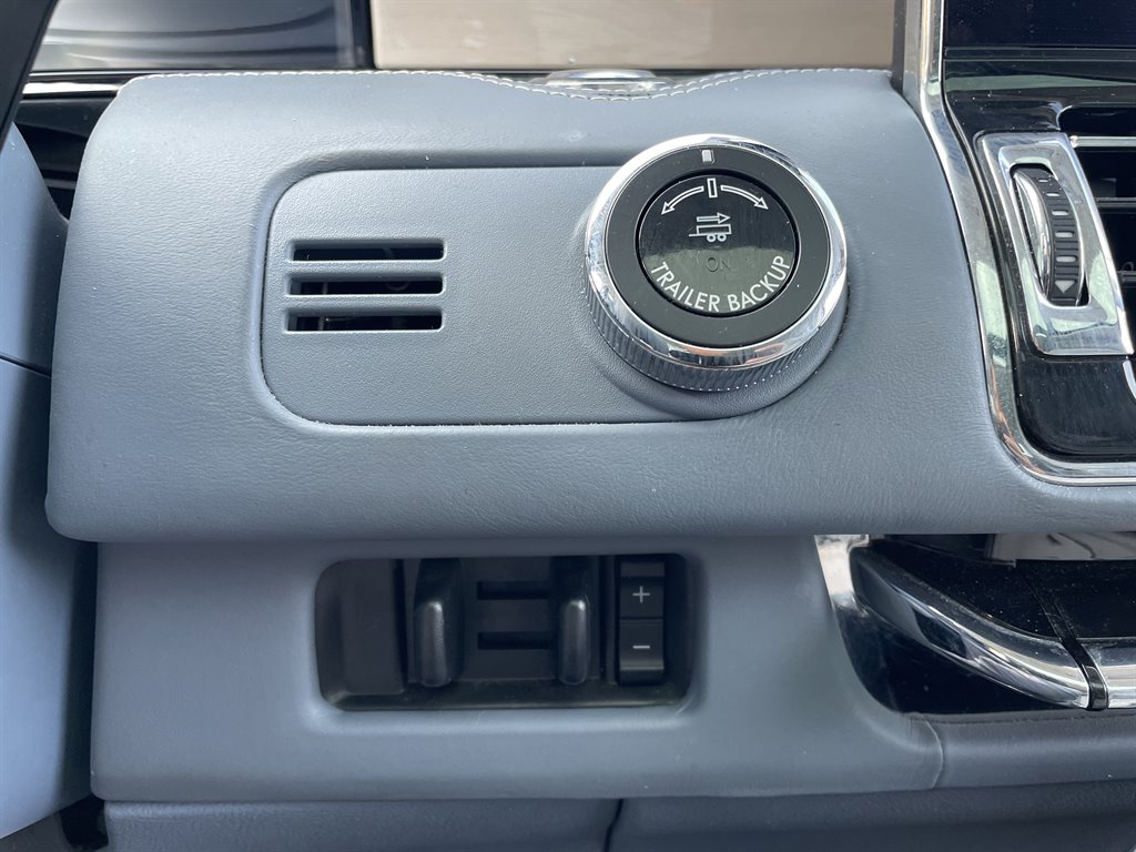 2018 Lincoln Navigator - $39,999