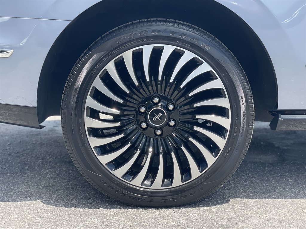 2018 Lincoln Navigator - $39,999