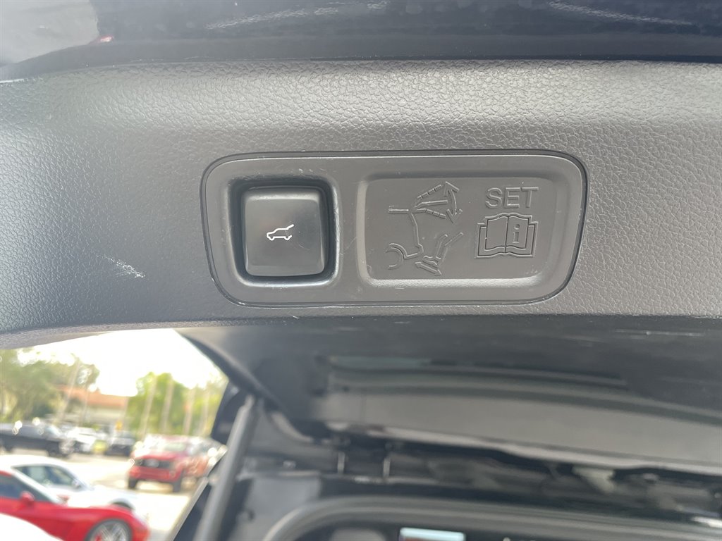 2019 Lincoln Navigator - $32,999