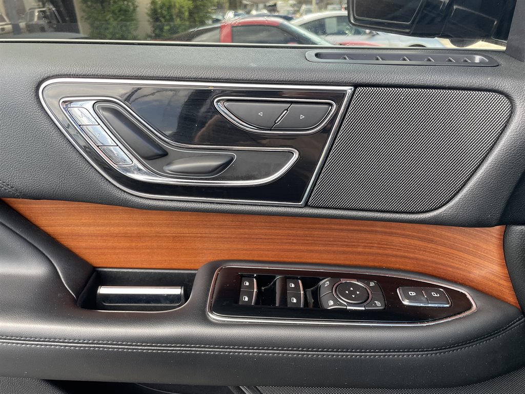 2019 Lincoln Navigator - $32,999