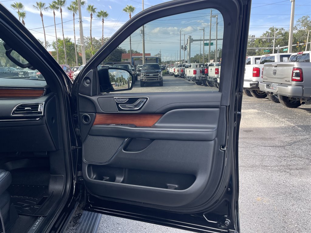 2019 Lincoln Navigator - $32,999