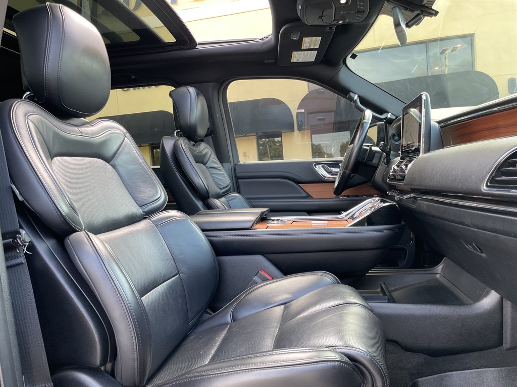 2019 Lincoln Navigator - $32,999