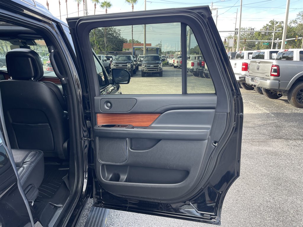 2019 Lincoln Navigator - $32,999