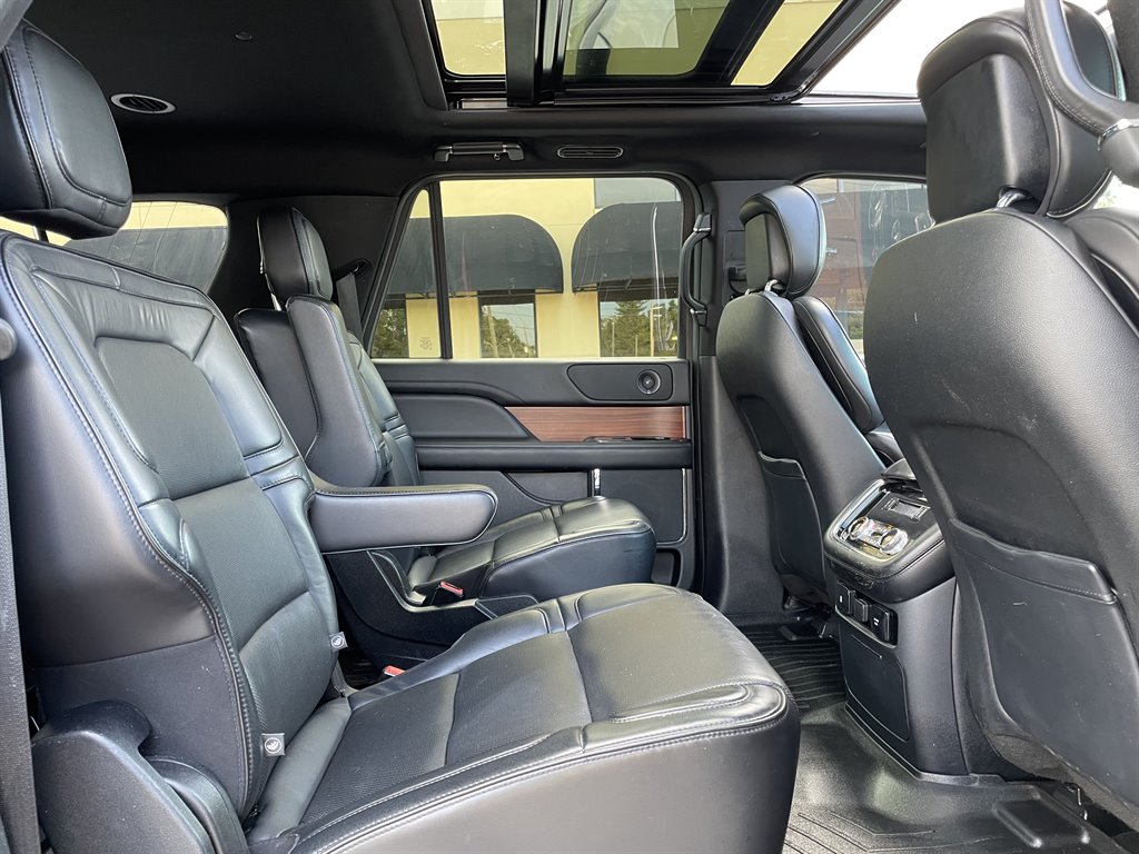 2019 Lincoln Navigator - $32,999