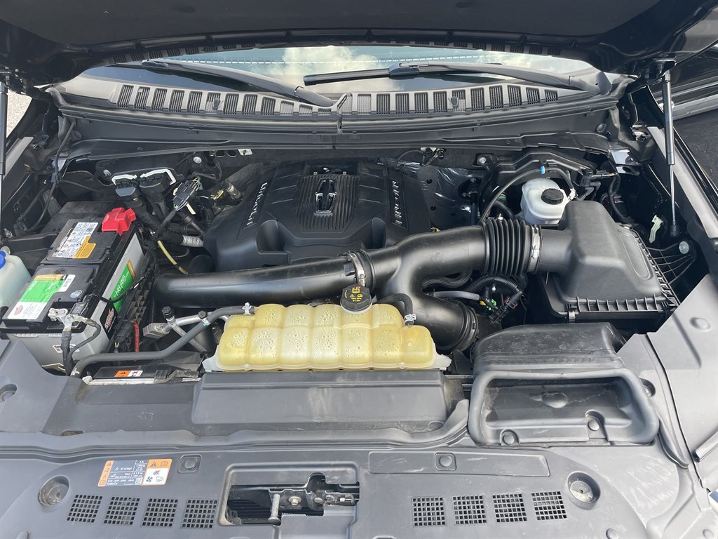 2019 Lincoln Navigator - $32,999