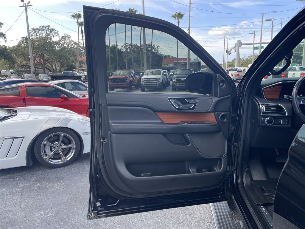 2019 Lincoln Navigator - $32,999