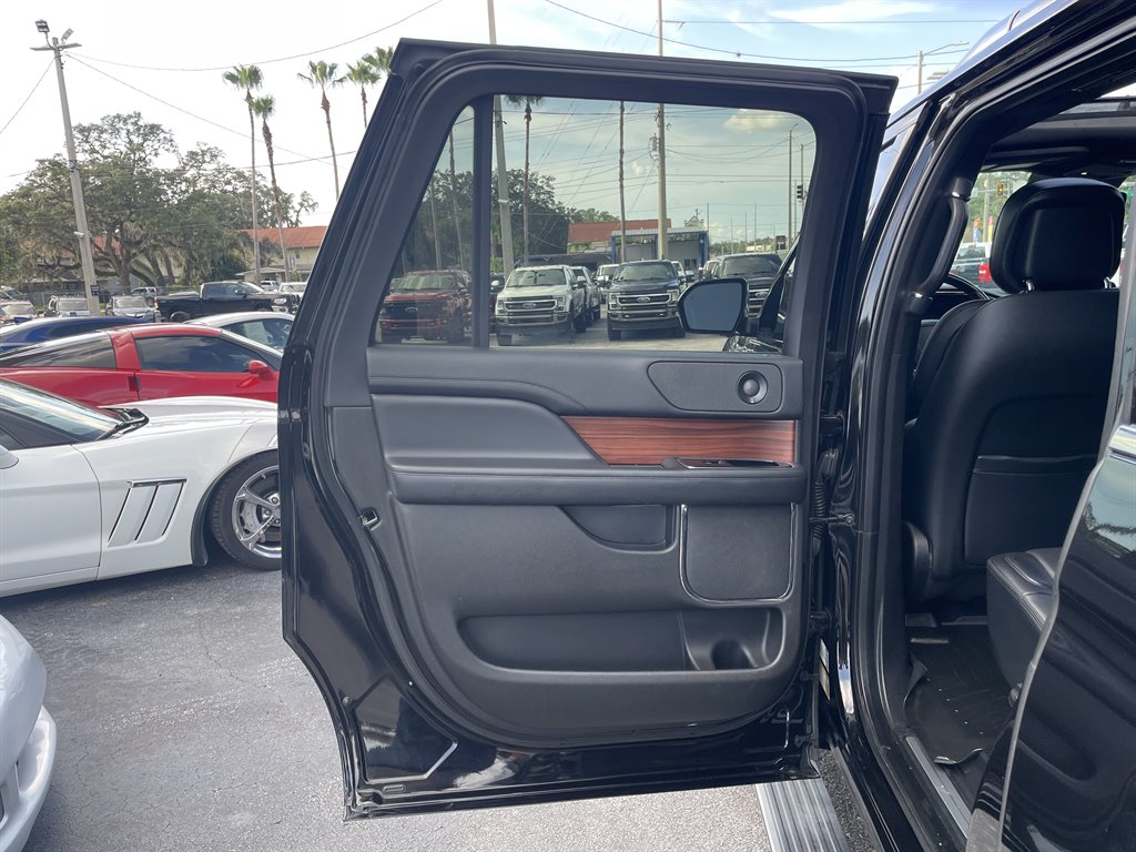 2019 Lincoln Navigator - $32,999