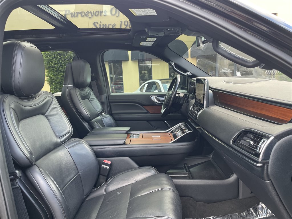 2019 Lincoln Navigator - $39,999
