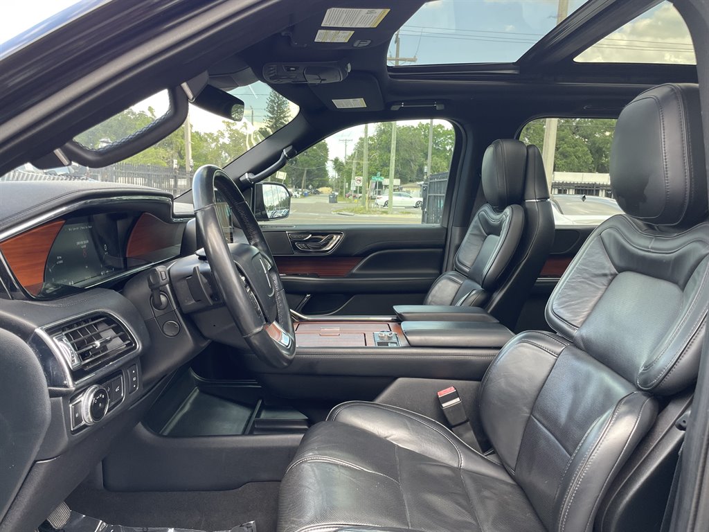 2019 Lincoln Navigator - $39,999