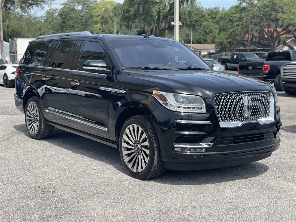 2019 Lincoln Navigator - $39,999