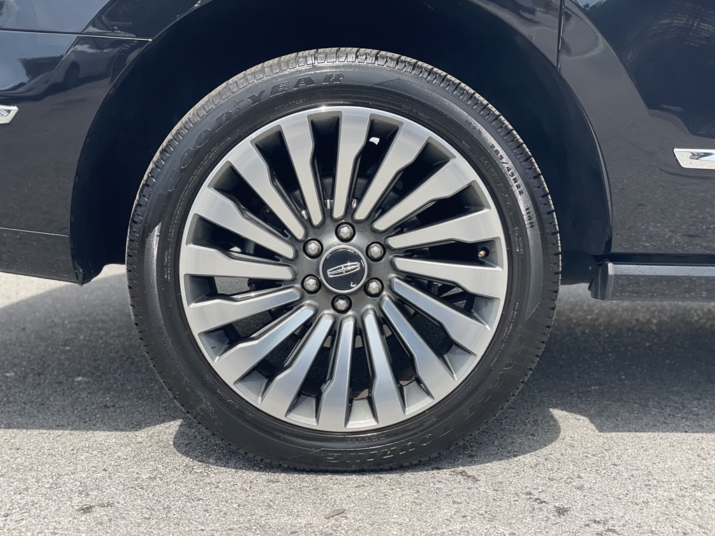 2019 Lincoln Navigator - $39,999