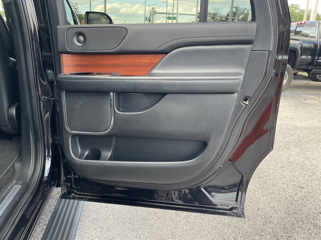 2019 Lincoln Navigator - $39,999