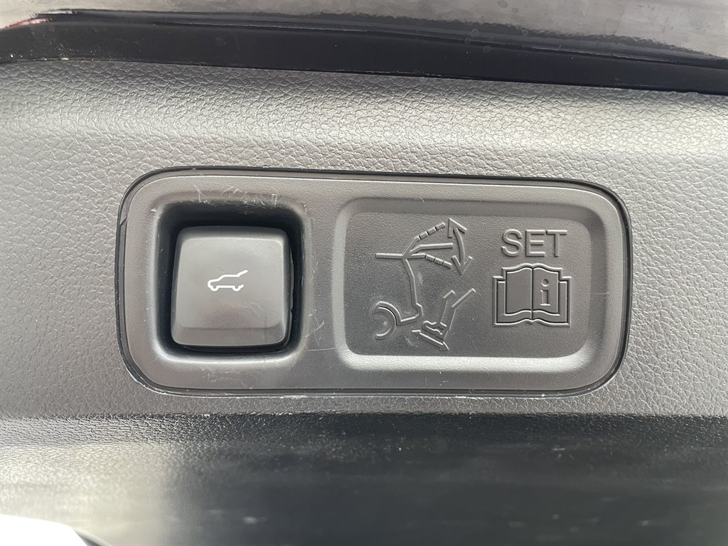 2019 Lincoln Navigator - $39,999